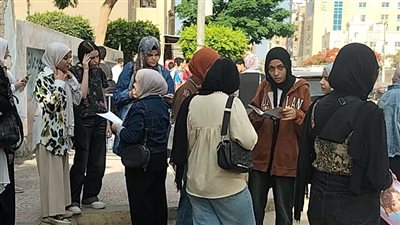 الأهالي يغششون أبنائهم خارج لجنة بالزقازيق.. وتعليم الشرقية: لم نستق شكاوى