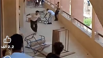 فوضى داخل مدرسة حكومية بالجيزة.. طلاب يكسرون أثاث الفصول وسط غياب الإشراف