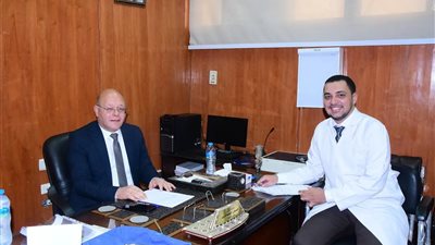 رئيس جامعة سوهاج يرأس لجنة امتحانات الماجستير في جراحة العظام 