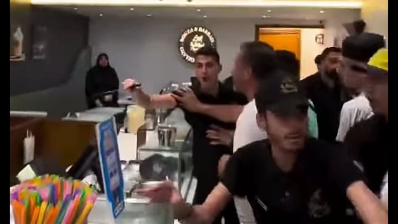 شاب فلسطيني يهدد