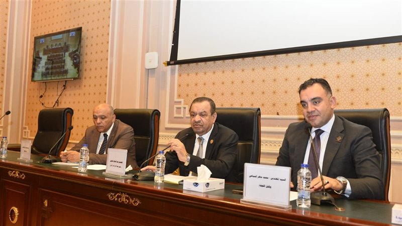 جانب من اللجنة 