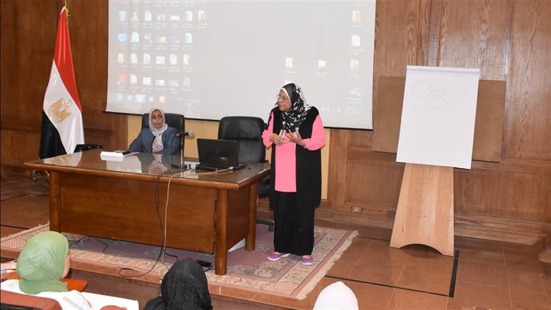 جانب من الندوة 