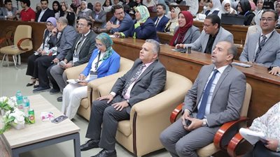 رئيس جامعة السويس يفتتح المؤتمر الطلابي الثالث لكلية الطب