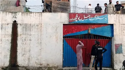 زلزال وفوضى وهروب جماعي: أكثر من 100 سجين يفرّون من سجن باكستاني