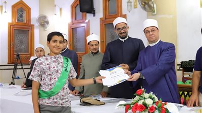 الأوقاف  تكرم حفظة القرآن بمسابقة مسجد إبراهيم نافع بالسويس 