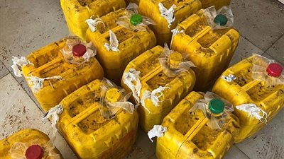 ضبط مخزن يزور ماركات زيوت الطعام الشهيرة في محافظة دمياط 