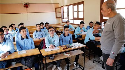 على طريقة عبلة كامل واللمبي|الأهالي يغششون طلاب الإعدادية خارج اللجان بالشرقية