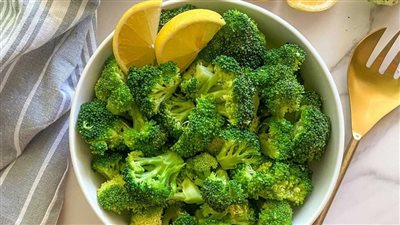 لماذا يجب أن تشوي البروكلي بدلًا من سلقه؟ فوائد غذائية مهمة