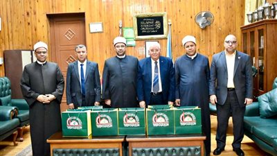 «الأعلى للشئون الإسلامية» يُهدي «شريعة وقانون» مجموعة من الإصدارات المترجمة