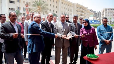 بمناسبة العيد.. رئيس جامعة بني سويف يفتتح معرض بيع اللحوم والمواد الغذائية