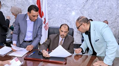 محافظ سوهاج يعقد اللقاء الجماهيري الأسبوعي للاستماع إلى شكاوى وطلبات المواطنين