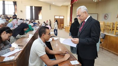 رئيس جامعة المنيا يتفقد أعمال امتحانات كلية الطب البيطري
