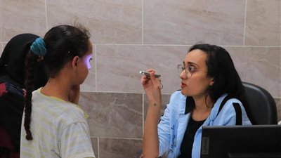 توقيع الكشف الطبي على 480 مواطن خلال قافلة طبية لجامعة سوهاج بقرية الشواولة