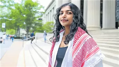 جامعة أمريكية تمنع طالبة من التخرج لارتدائها 