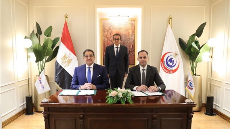 نائب وزير الصحة يوقع