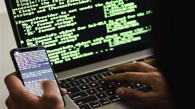 خبير أمن معلومات: صفحات مزيفة وتقنيات متطورة تروّج الأكاذيب باسم المشاهير