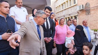 بحضور محافظ الإسكندرية.. مصر أكتوبر  يسلم تاكسي جديد للسائق المتضرر من السيول 