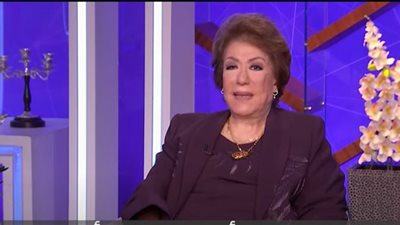 نادية الجندي تبكي على الهواء: الموت علينا حق وسميحة أيوب لا تُعوَّض|فيديو 