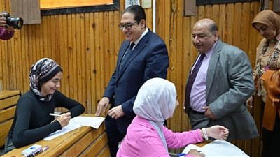 رئيس جامعة القاهرة يواصل جولاته لتفقد أعمال امتحانات الترم الثاني بالكليات