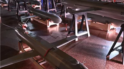 بريطانيا ترسل 100 ألف مسيّرة و140 ألف قذيفة لأوكرانيا بحلول 2026