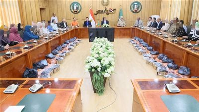 محافظ المنوفية يوزع مساعدات مالية ومواد غذائية ولحوم وملابس لــ40 حالة