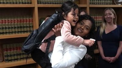 طفلة مريضة تستعيد وضعها القانوني بعد قرار الترحيل في أمريكا..مع احتجاج شعبي