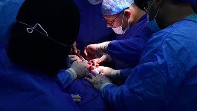 رئيس جامعة سوهاج يجري جراحة معقدة استغرقت 5 ساعات |صور