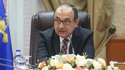 وزير قطاع الأعمال يجتمع برؤساء الشركات لمتابعة المشروعات واستغلال الأصول 