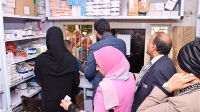 محافظ دمياط يقف على الشباك ويصرف أدوية بنفسه.. ويؤكد: مش عايز اسمع بوجود عجز