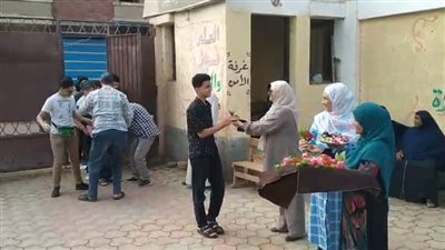 تعليم الفيوم يتميز في استقبال طلاب الشهادة الإعدادية بالورد والشيكولاتة 
