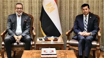 وزير الشباب يناقش مدحت العدل للتعاون في مسرحية غنائية لأم كلثوم