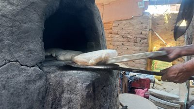 لقمة عيش الغلابة..سيدات الفطير والعيش الشمسي بقنا يرون قصص عيد الاضحي (صور)