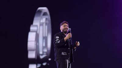 «الجامعة دي حلوة».. تامر حسني يمازح طلاب الجامعة البريطانية خلال حفل التخرج