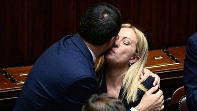 قبلة ميلوني تضع ماكرون في موقف محرج.. هل هي دبلوماسية جديدة أم إثارة مفتعلة؟