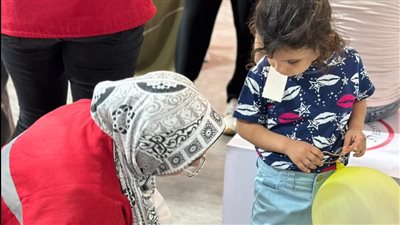 الهلال الأحمر يوزع ملابس العيد على أطفال الأسر الفلسطينية والمصرية
