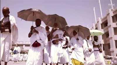 حجاج بيت الله الحرام يقومون برمي جمرة العقبة| بث مباشر