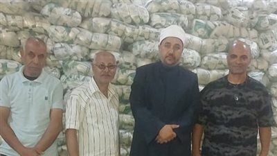 وزير الأوقاف يعتمد توزيع 2000 شنطة سلع غذائية بالتعاون مع 