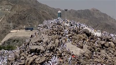 في الوقفة الكبرى.. جموع الحجاج تتضرع على صعيد عرفات وتبدأ رحلتها إلى مزدلفة