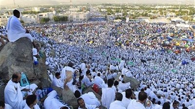 في مشهد مهيب.. حجاج بيت الله يواصلون التوافد إلى عرفات لأداء الركن الأعظم