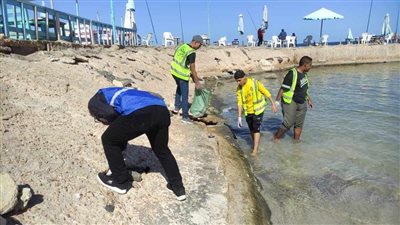 وزارة البيئة تُكثف جهودها لتنظيف شواطئ الإسكندرية ومكافحة التلوث البلاستيكي