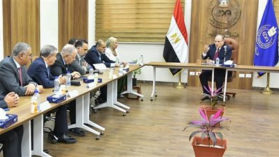 رئيس هيئة الدواء المصرية يعقد اجتماعاً مع ممثلي شركات توزيع الأدوية