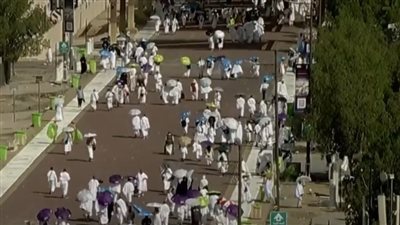 توجه الحجاج لمسجد نمره للاستماع لخطبه عرفه وأداء صلاتي الظهر والعصر