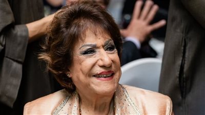 أحرجه أمام الجميع..مشادة كلامية بين وزير الثقافة ونجل سميحة أيوب بالجنازة|خاص 