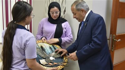 محافظ بورسعيد يستقبل طالبات مدرسة PIS للتهنئة بعيد الأضحى المبارك  