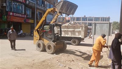 «الوحش» يقود حملة نظافة أسفل كوبرى السكة الحديد  في قوص بقنا | صور