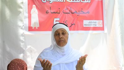 بمخيمات الجمعيات الأهلية.. لا صوت يعلو فوق صوت التلبية والدعاء