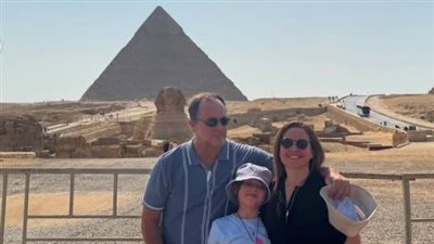 عجائب الدنيا فخر مصر.. ريا أبي راشد فى زيارة خاصة مع أسرتها للأهرام | صور 