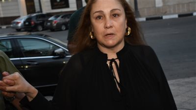 بدون مكياج .. الحزن يسيطر على شيرين فى عزاء سميحة أيوب 