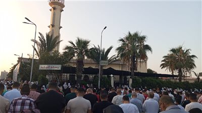 آلاف المصلين يحتفلون بعيد الأضحى في بورسعيد                    