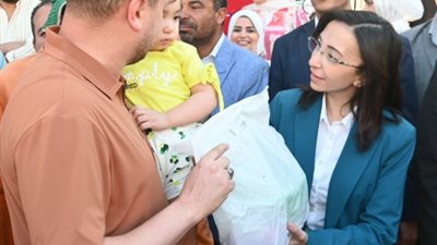 محافظ البحيرة تهنئ المصلين بعيد الأضحي المبارك وتقدم الهدايا للأطفال 